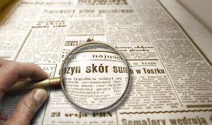 Loupe montrant un texte (visiblement en polonais, l'enquête du GRAFIE est en français cependant)